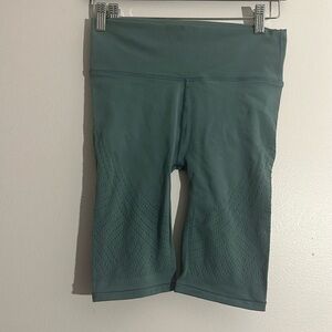 Lululemon Biker shorts 8” long like new-good condition size 8(Sheer)